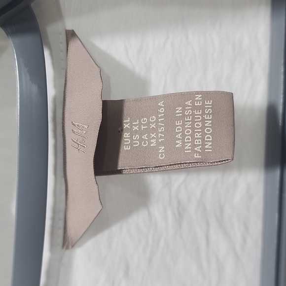 H&M Sleeveless Shirt - Picture 2 of 4